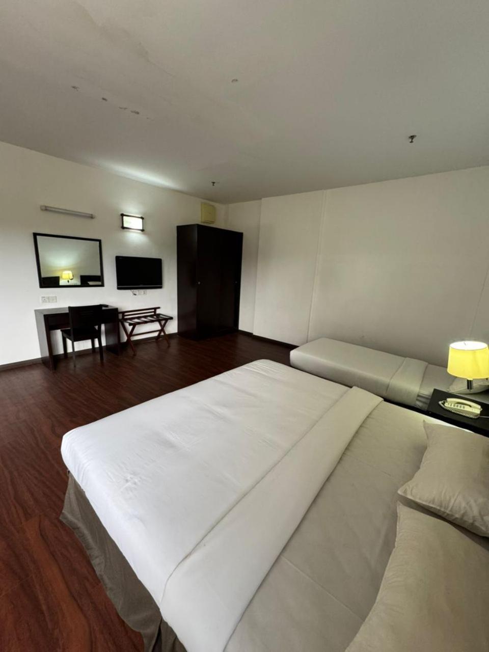 Hotel Pandan Johor Bahru Bagian luar foto